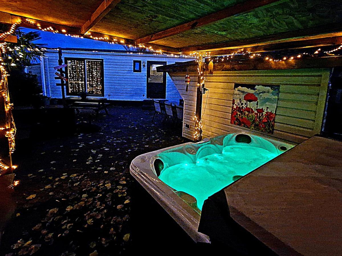 De Corner van Zeeland met jacuzzi Sint-Annaland Buitenkant foto